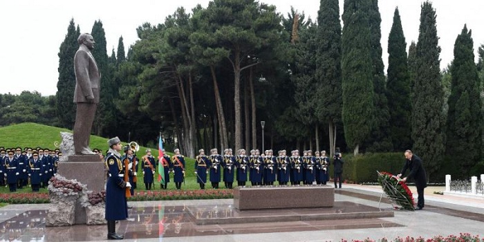 Azerbaijani president, his family pay tribute to national leader Heydar Aliyev - PHOTOS 